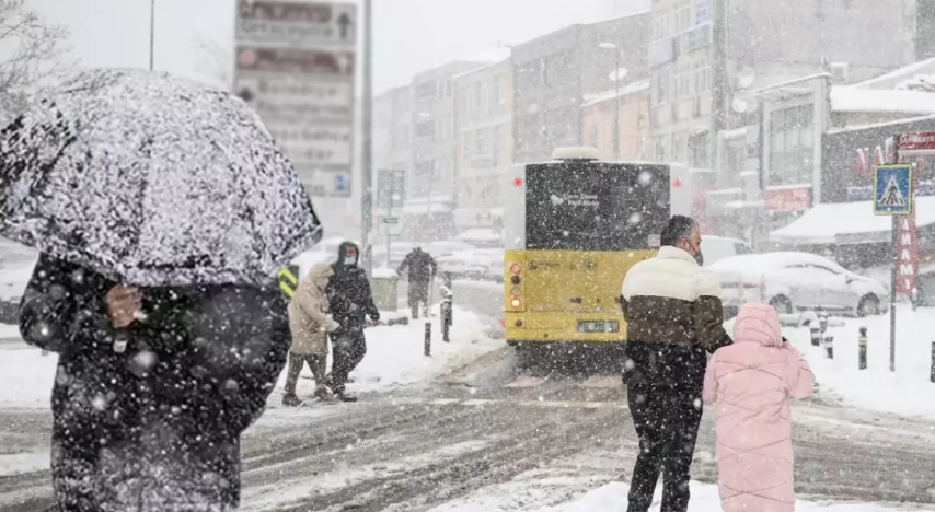 İstanbul’a Kar Dönüyor: Okulların Açılış Günü Tatil mi Olacak? görseli