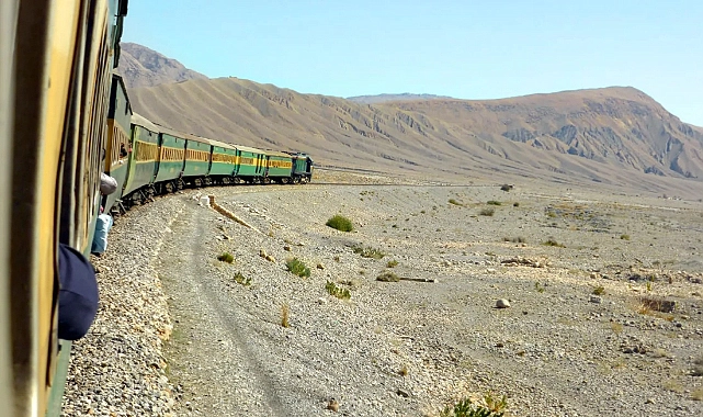 Pakistan'da 450 Tren Yolcusu Rehin Alındı! görseli