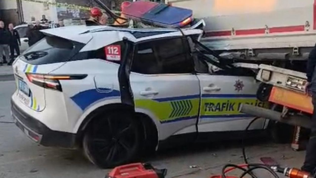 Manisa’da ekip aracı tıra çarptı: 1 polis şehit oldu görseli