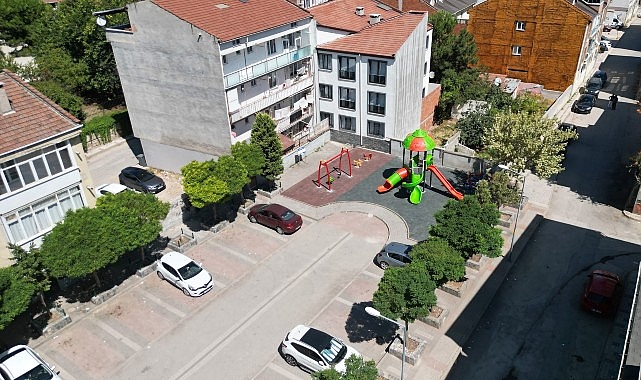 İnegöl Belediyesi Eskiyen Çocuk Parklarını Yeniliyor görseli
