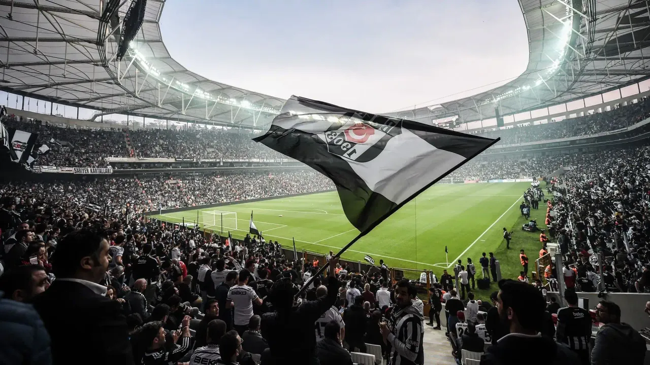 Beşiktaş, St. Patrick’s karşısında tur için sahada görseli