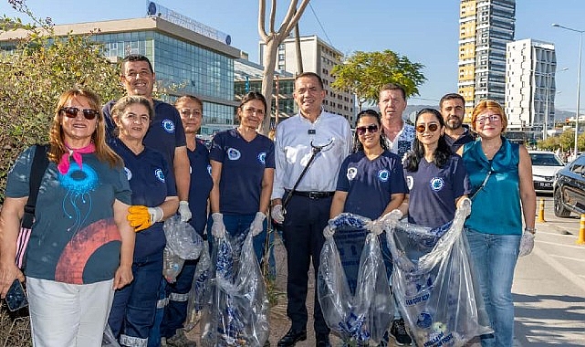 Başkan Özyiğit, vatandaşlarla birlikte çevre temizliği yaptı görseli