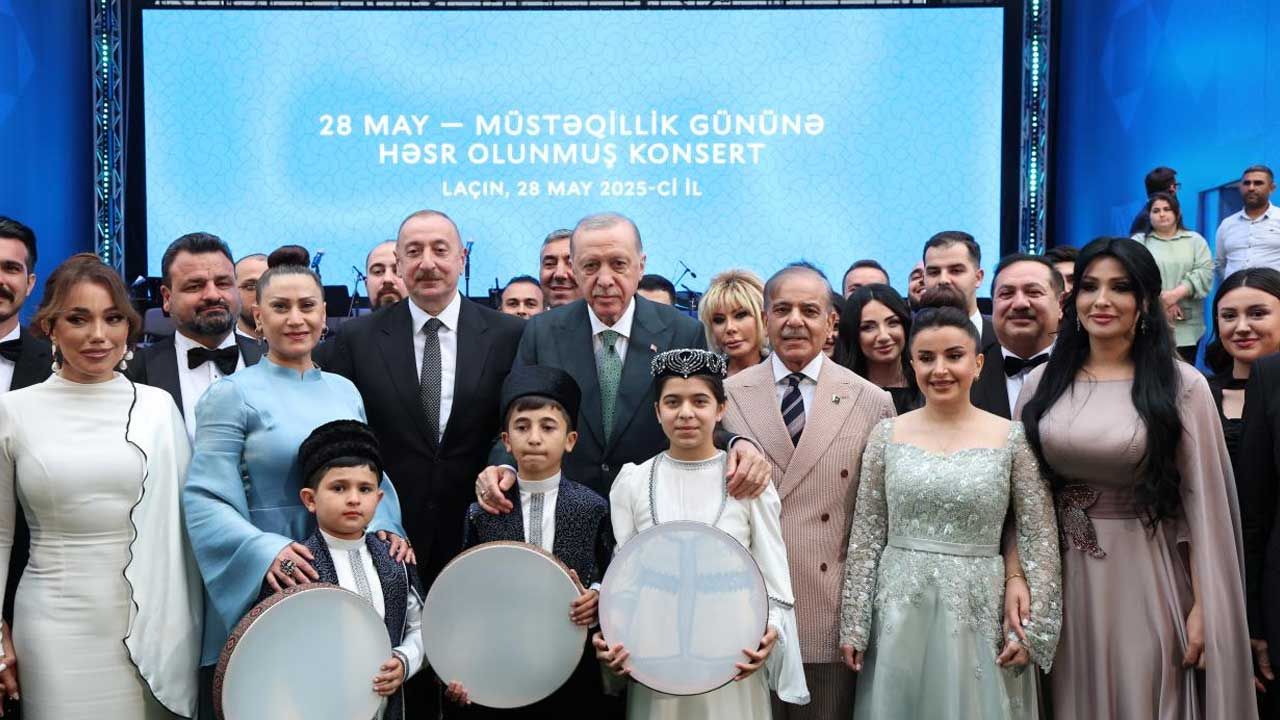 Cumhurbaşkanı Erdoğan, Azerbaycan’daki Bağımsızlık Günü Konserine katıldı görseli