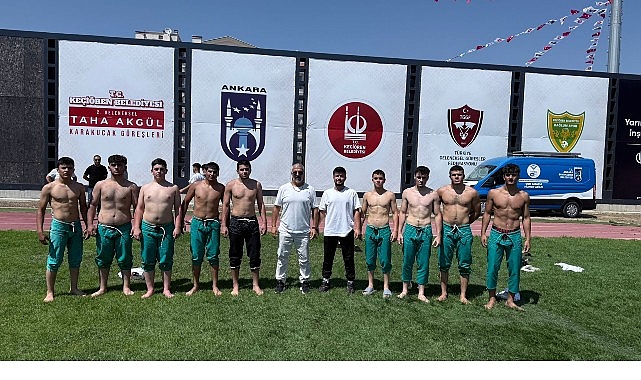 Güreşçiler Dualı Çayırda Mücadele Etti görseli