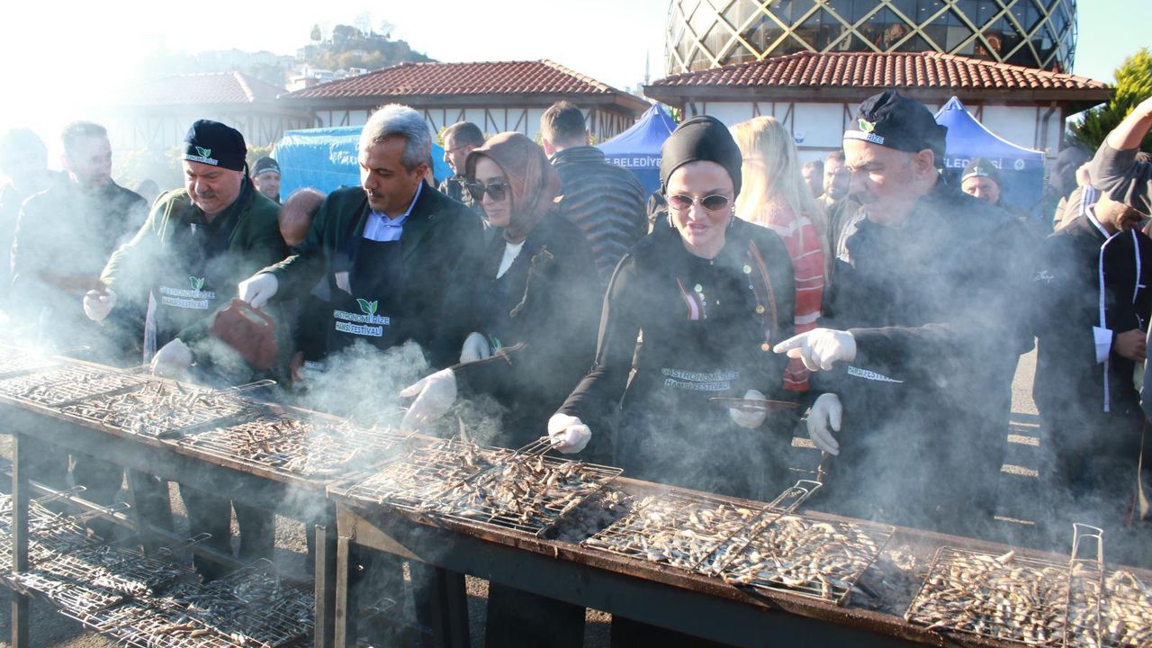 Rize'de düzenlenen "8. Hamsi Festivali"nde katılımcılara 2 ton 53 kilo hamsi ikram edildi görseli