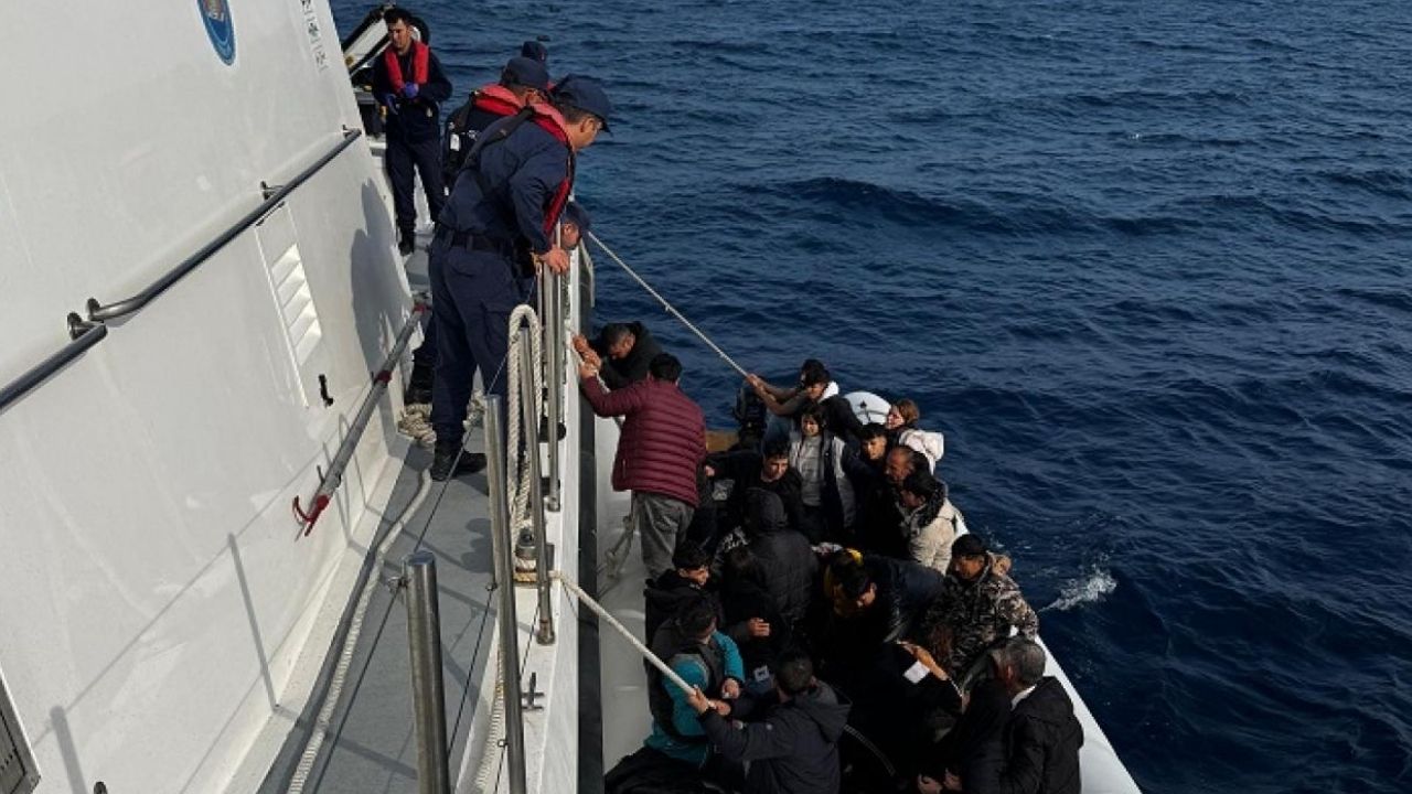 İzmir açıklarında 64 düzensiz göçmen kurtarıldı görseli