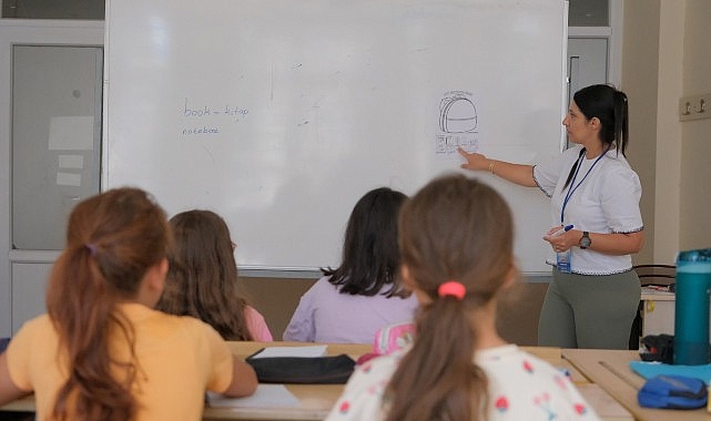 Başkan Çerçioğlu’ndan Eğitime Tam Destek: Aydınlı Çocuklar Yazı İngilizce Öğrenerek Geçiriyor görseli