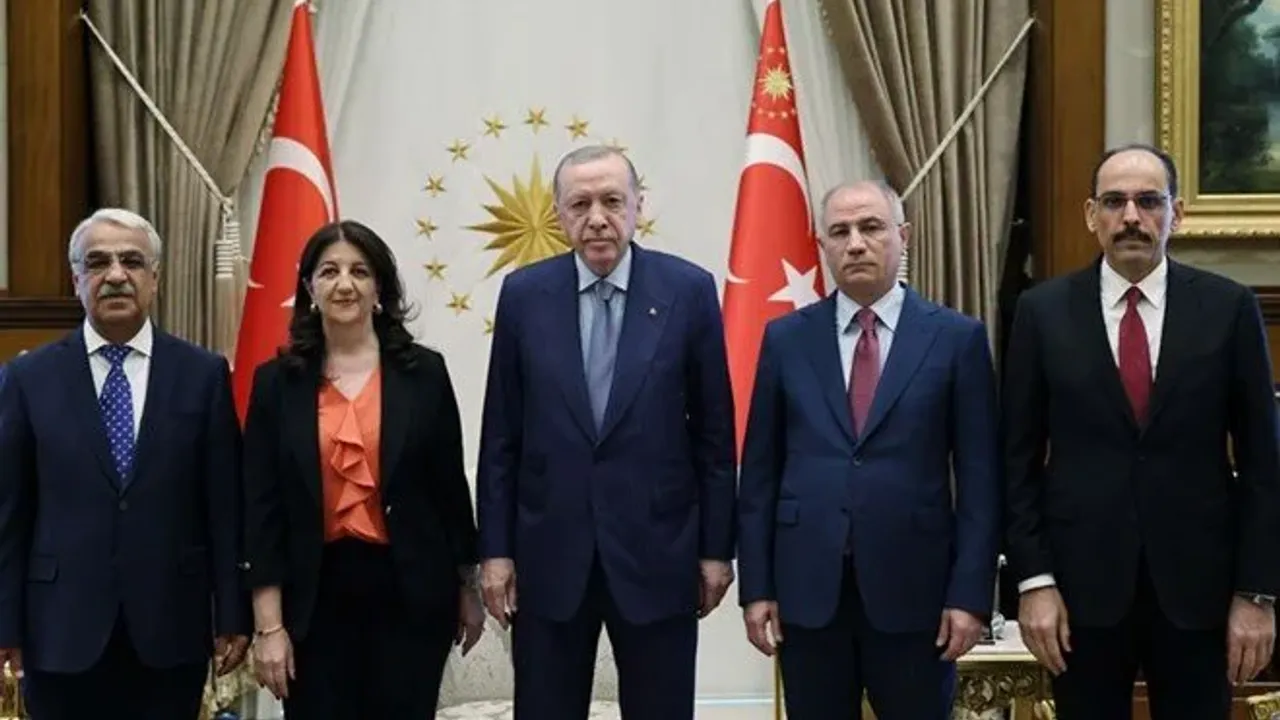 Cumhurbaşkanı Erdoğan, DEM Parti heyetiyle Beştepe’de: "Tarihi bir görüşme" görseli