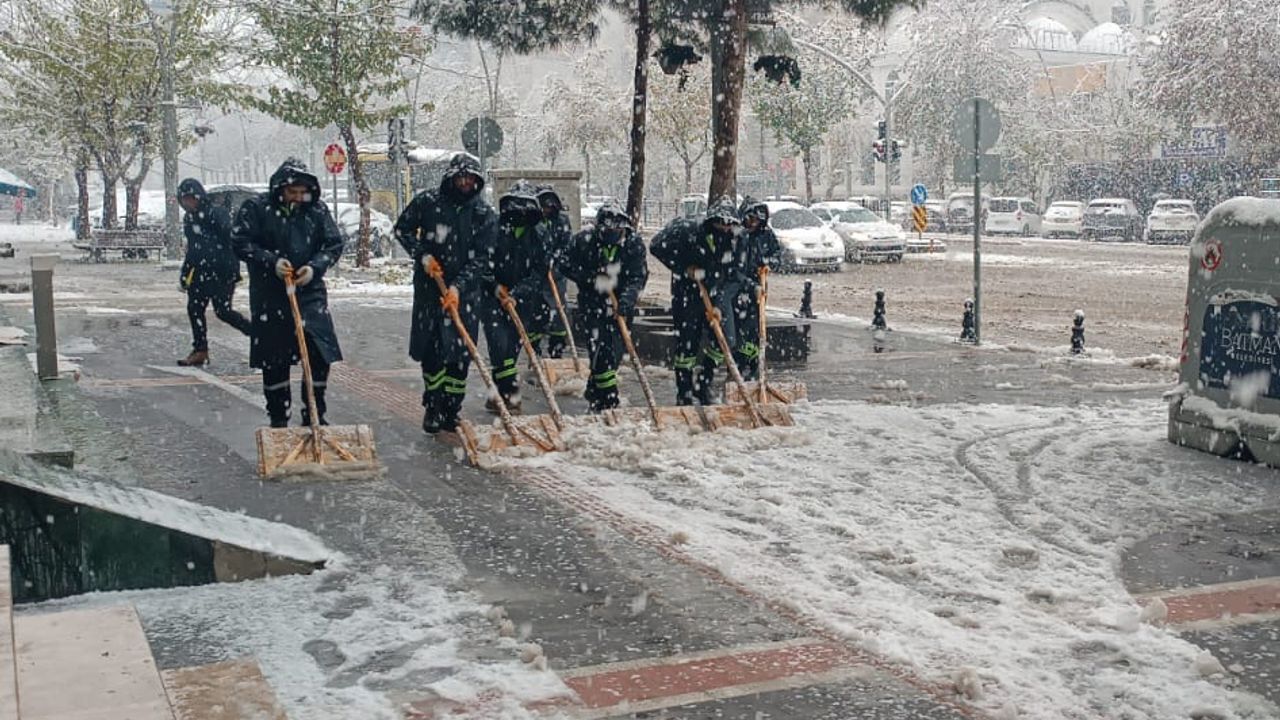 Batman’da karla mücadelede emekçilerin büyük özverisi görseli