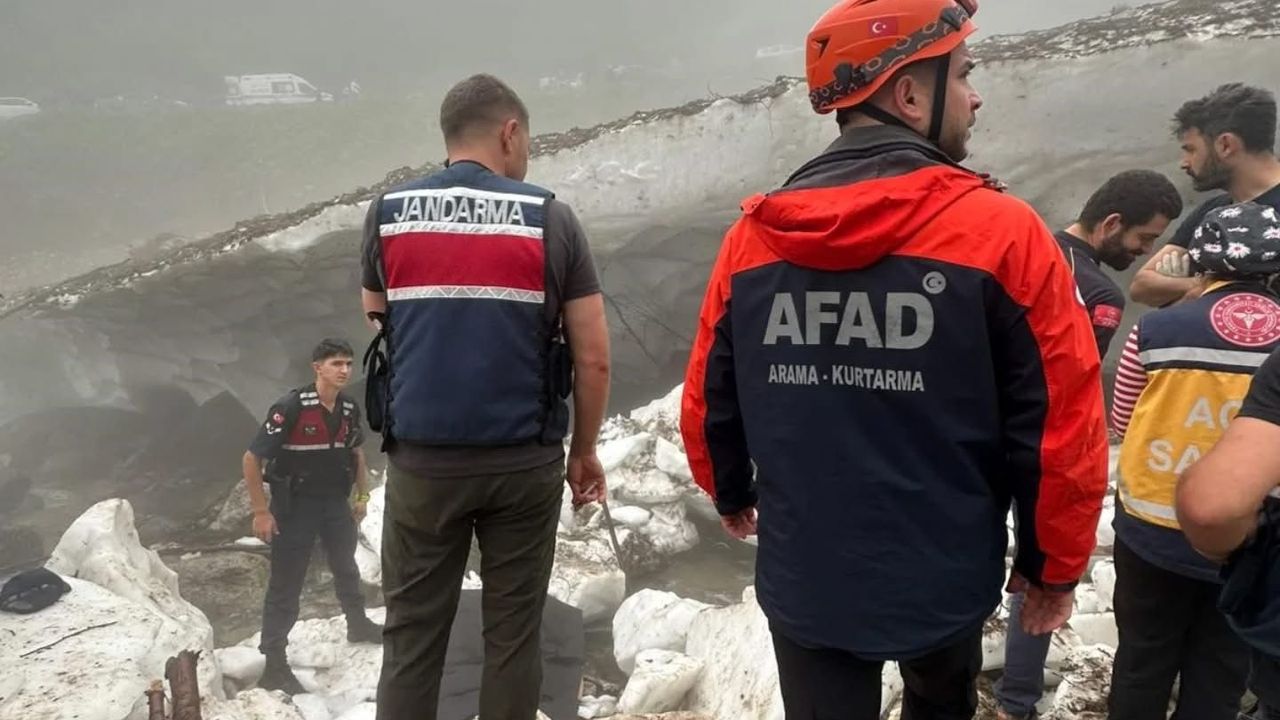 Yaylada fotoğraf çekerken kar altında kaldı, hayatını kaybetti görseli