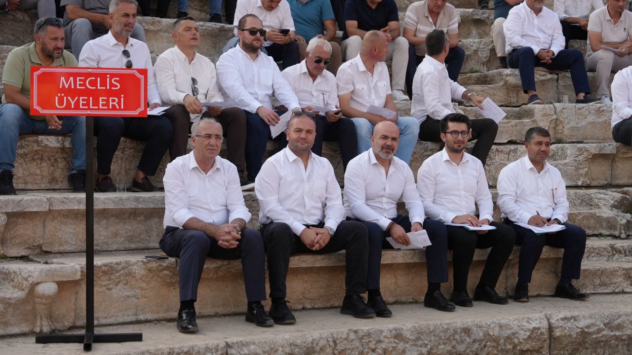 Tarihi Konuralp Amfi Tiyatro’da Belediye Meclis toplantısı yapıldı görseli
