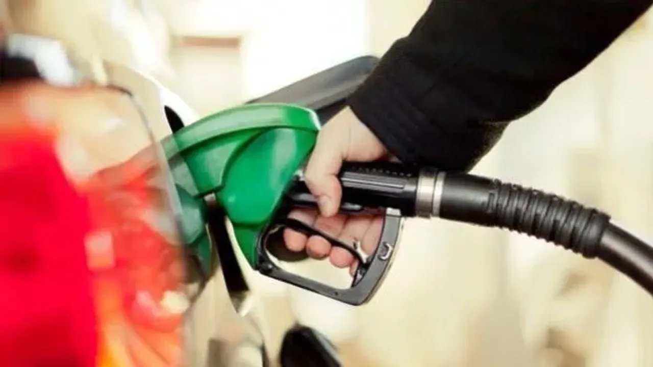 Akaryakıta çifte zam: Benzin ve motorin fiyatları yükseliyor görseli