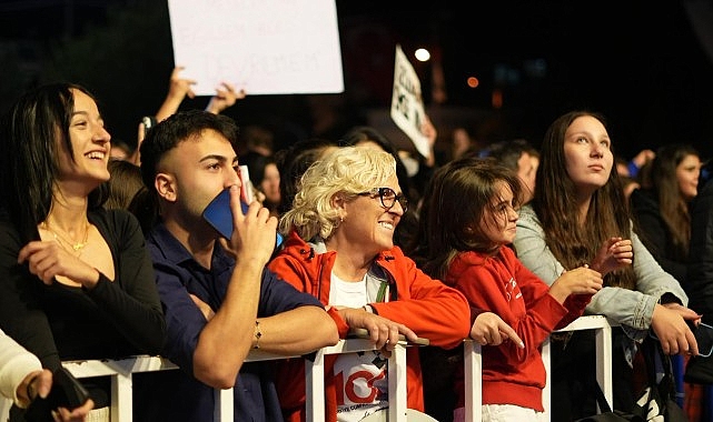 Didim’de Cumhuriyet Coşkusu: Didimliler Meydanı Doldurarak Bayramı Kutladı görseli