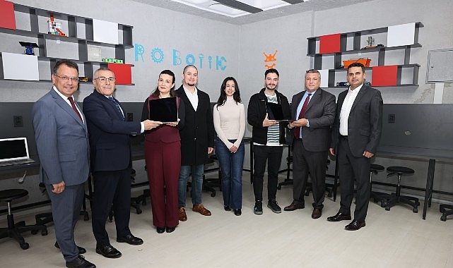 Okul-Sanayi İş Birliğiyle Okullara Bilgisayar Bağışı Yapılıyor görseli
