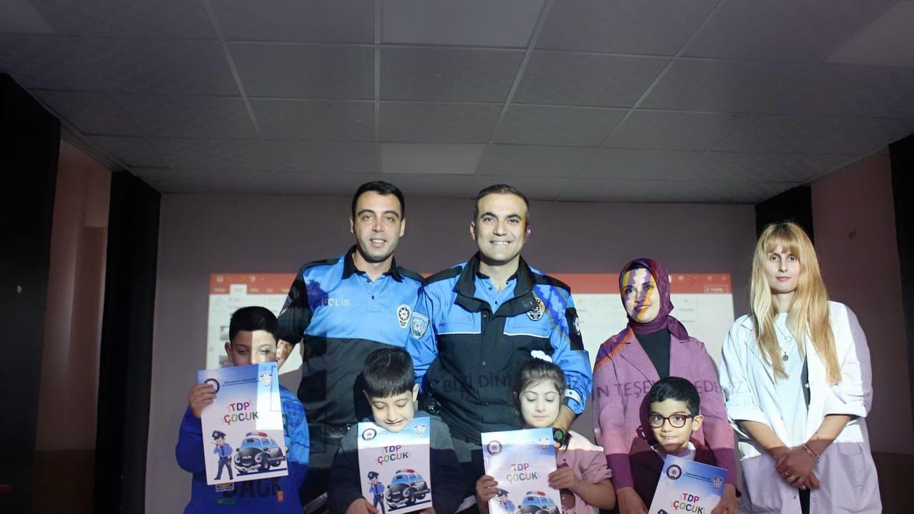 Kars Yenişehir İlkokulu'nda öğrencilere polislik mesleği tanıtıldı görseli