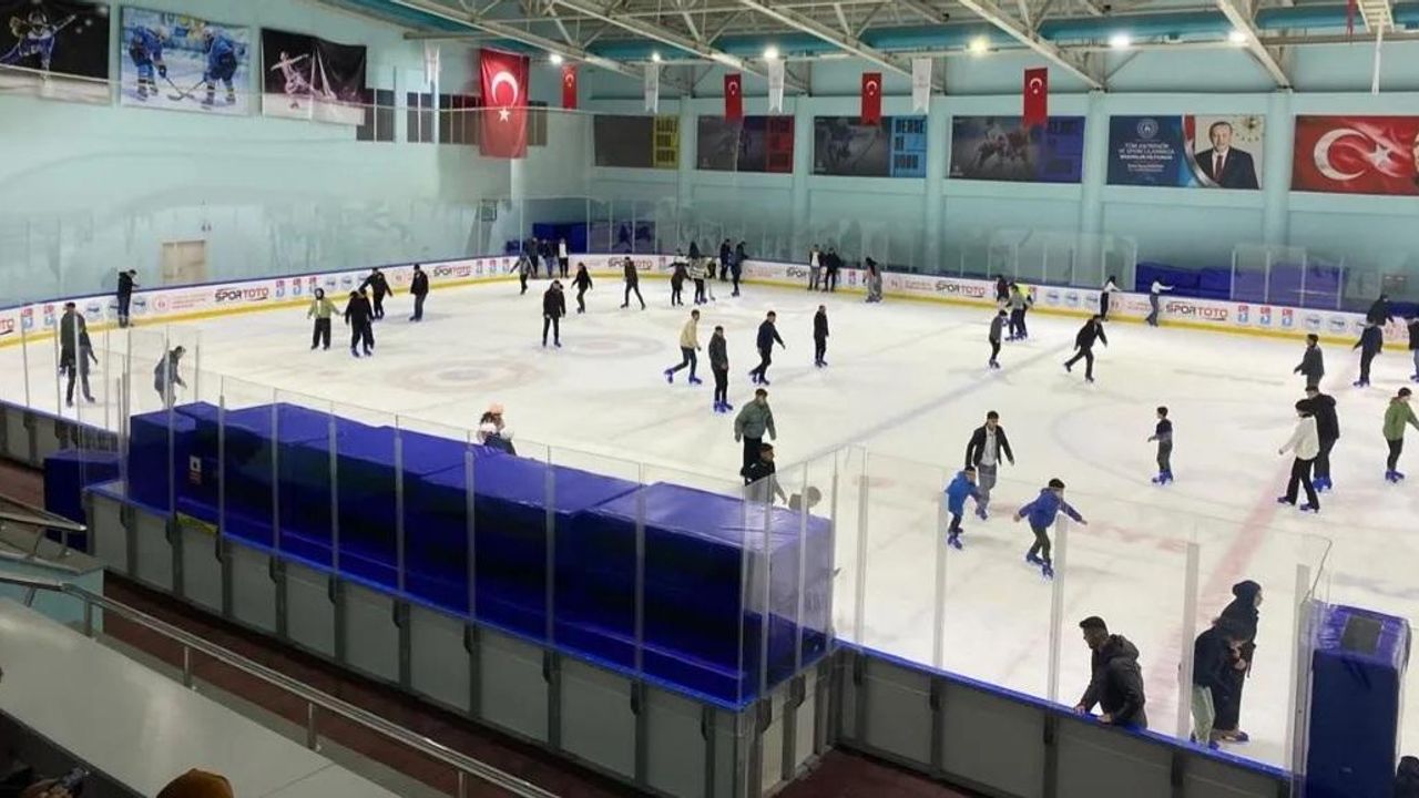 Kars Olimpik Buz Sporları Pisti’nde yoğun ilgi görseli