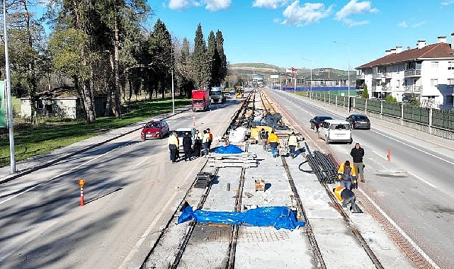 Raylar tam yol Kartepe'ye doğru döşeniyor görseli
