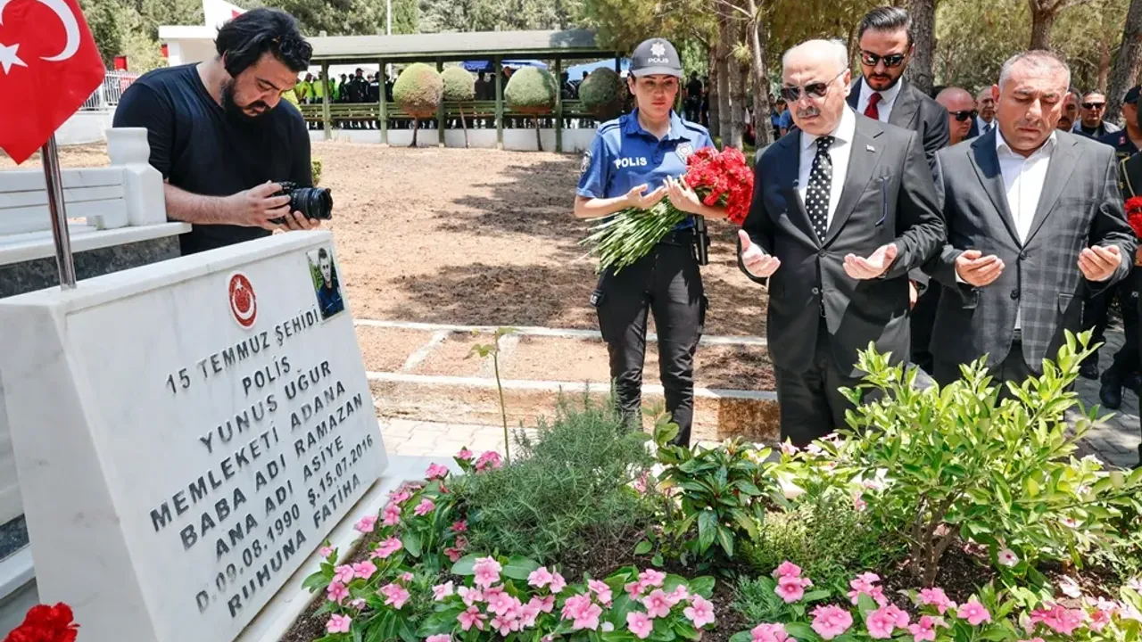 Adana Valisi Yavuz Selim Köşger, 15 Temmuz şehitlerinin kabrini ziyaret etti görseli