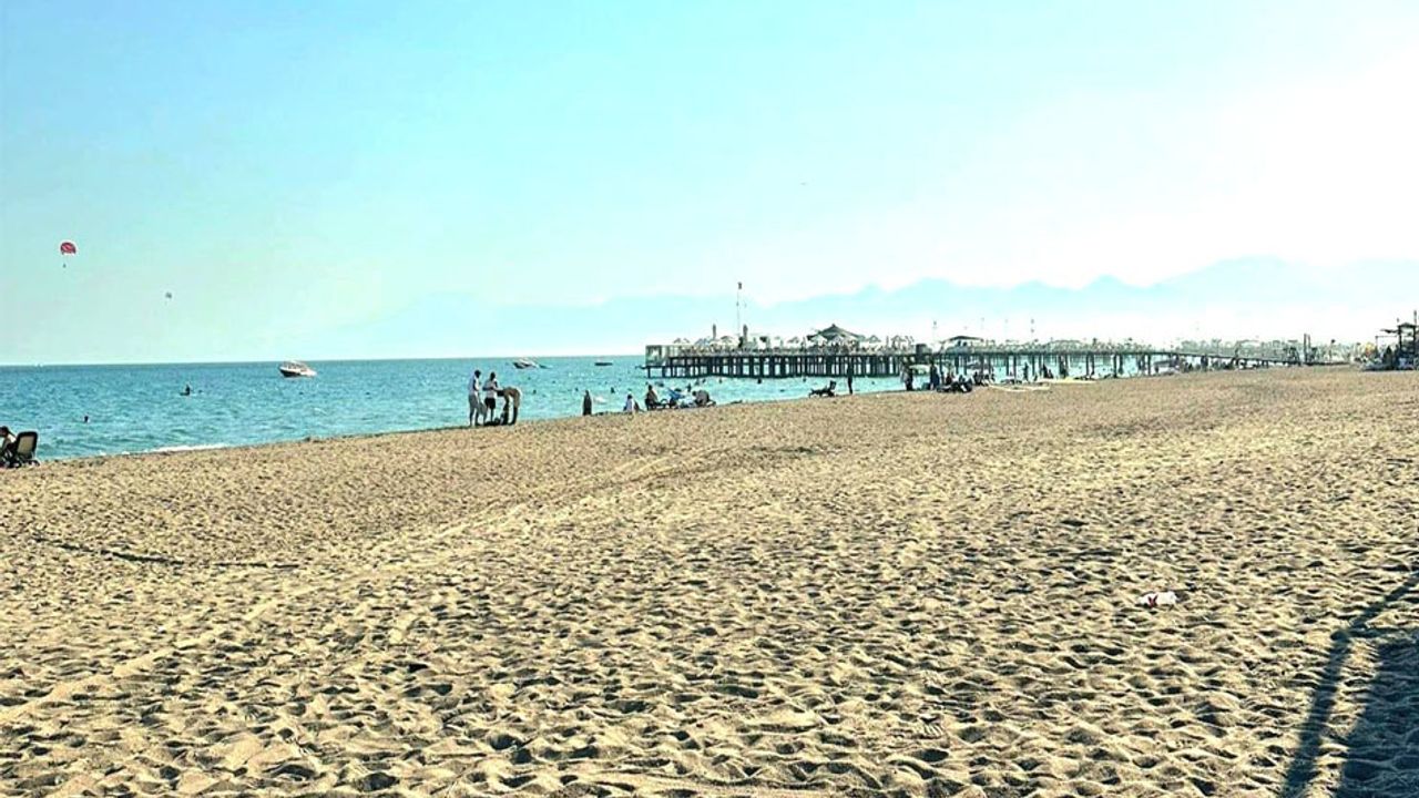 Antalya Aksu’da sahil temizliği çalışmaları sürüyor görseli
