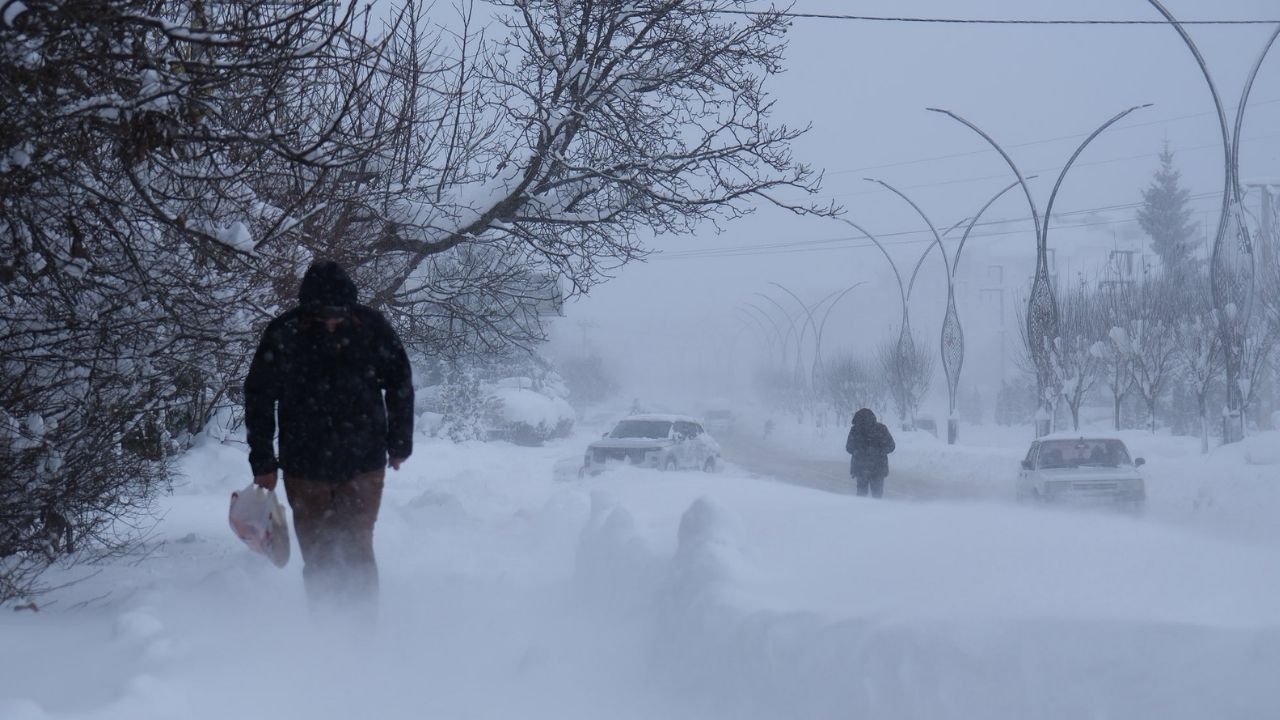 Sivas-Kayseri kara yolu kar ve tipi nedeniyle ulaşıma kapatıldı görseli