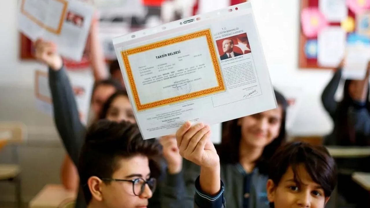 Okullarda yarıyıl tatili başlıyor: Yaklaşık 18 milyon öğrenci karne alacak görseli