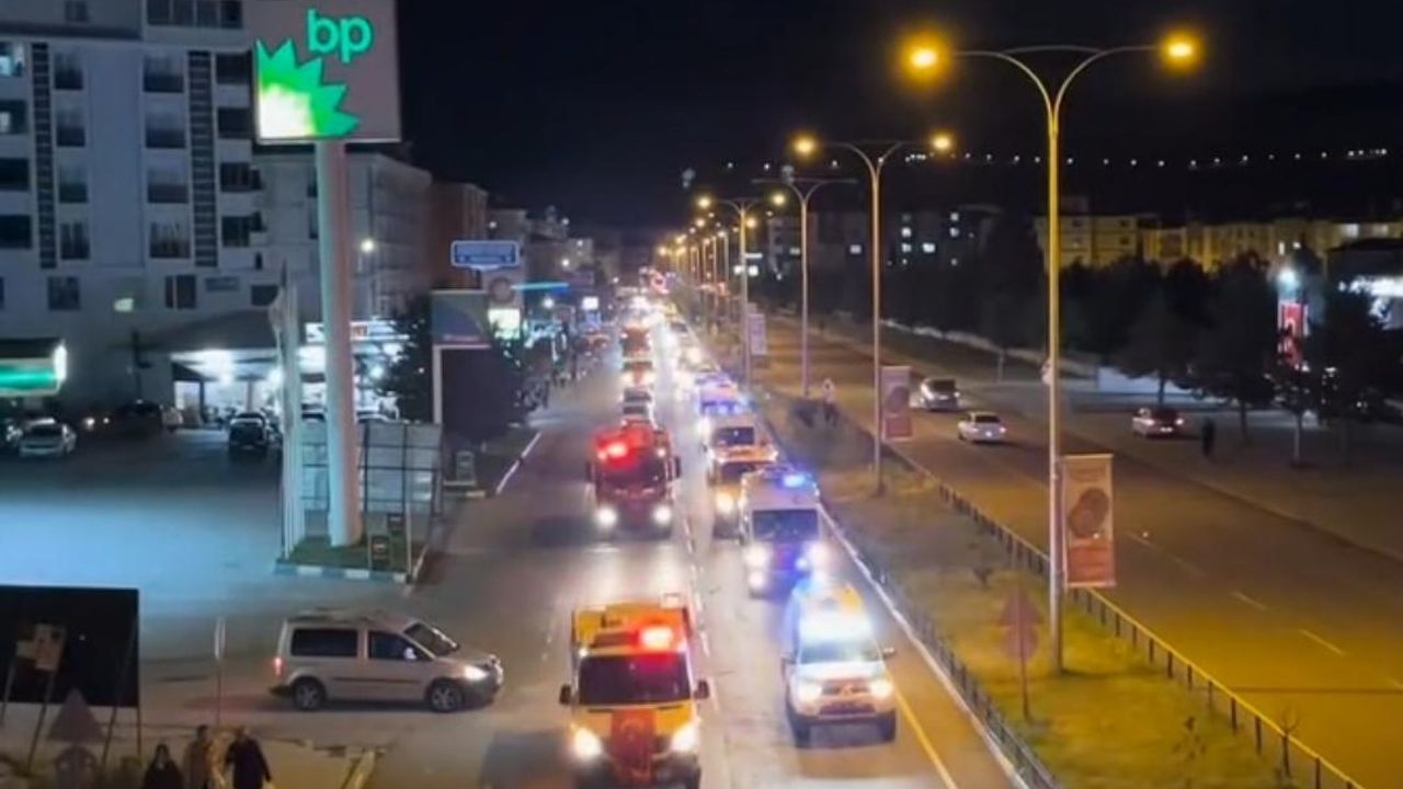 Kars’ta “Zaferin Adı Türkiye” temalı araç korteji düzenlendi görseli