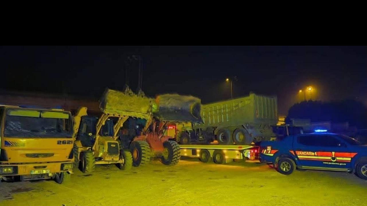 Antalya’da kum hırsızlarına gece operasyonu: 1 tutuklama, 8 araca el konuldu görseli