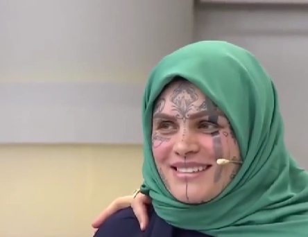 Ekran Başındakiler Gözlerine İnanamadı: Yüzündeki Dövmelerin Sırrını Açıkladı! görseli