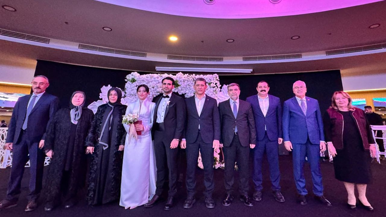 AK Parti Antalya kadroları Manavgat’ta düğünde buluştu görseli