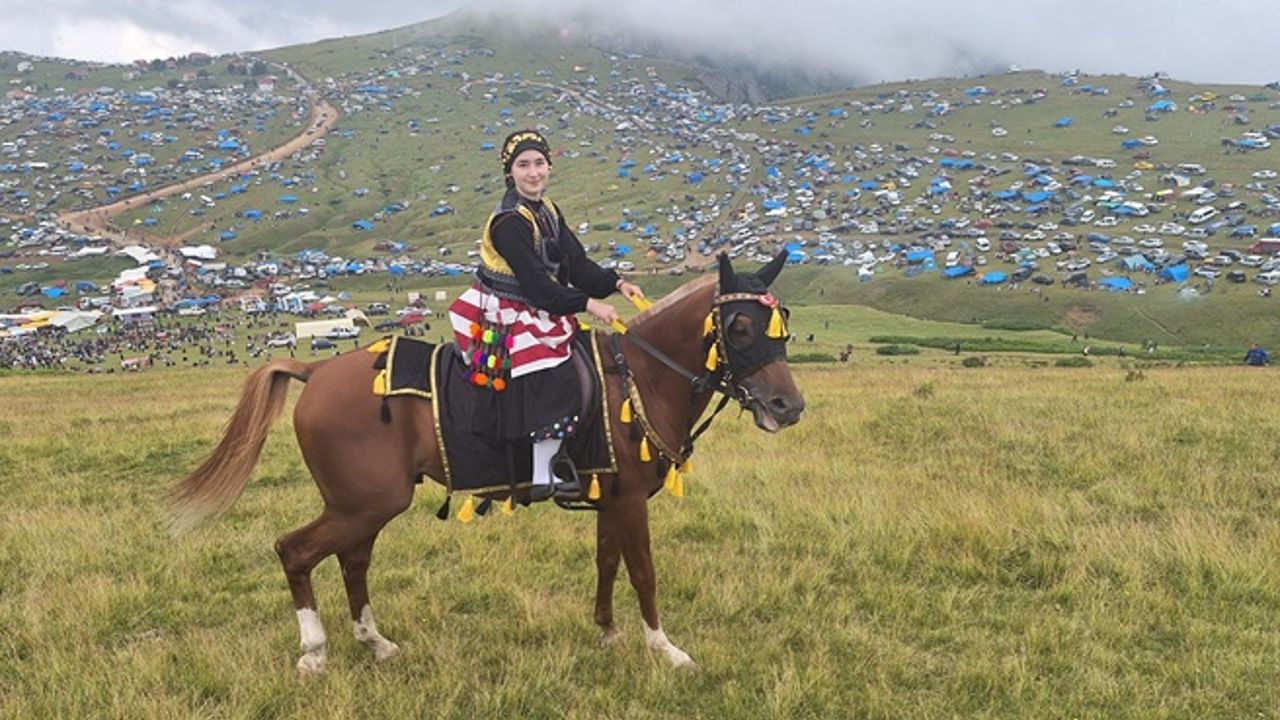 Ağasarın atlı kızı Berna görseli