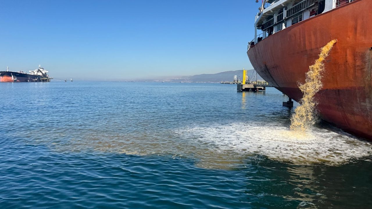 Denizi kirleten gemi, Kocaeli Büyükşehir ekipleri tarafından tespit edildi görseli
