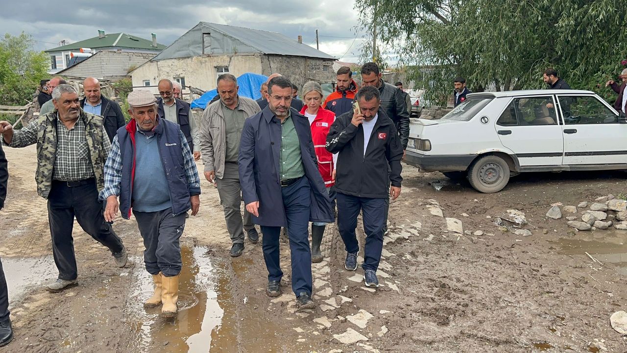 AK Parti Kars Milletvekili Adem Çalkın Heyetle birlikte sel bölgesinde incelemelerde bulundu görseli