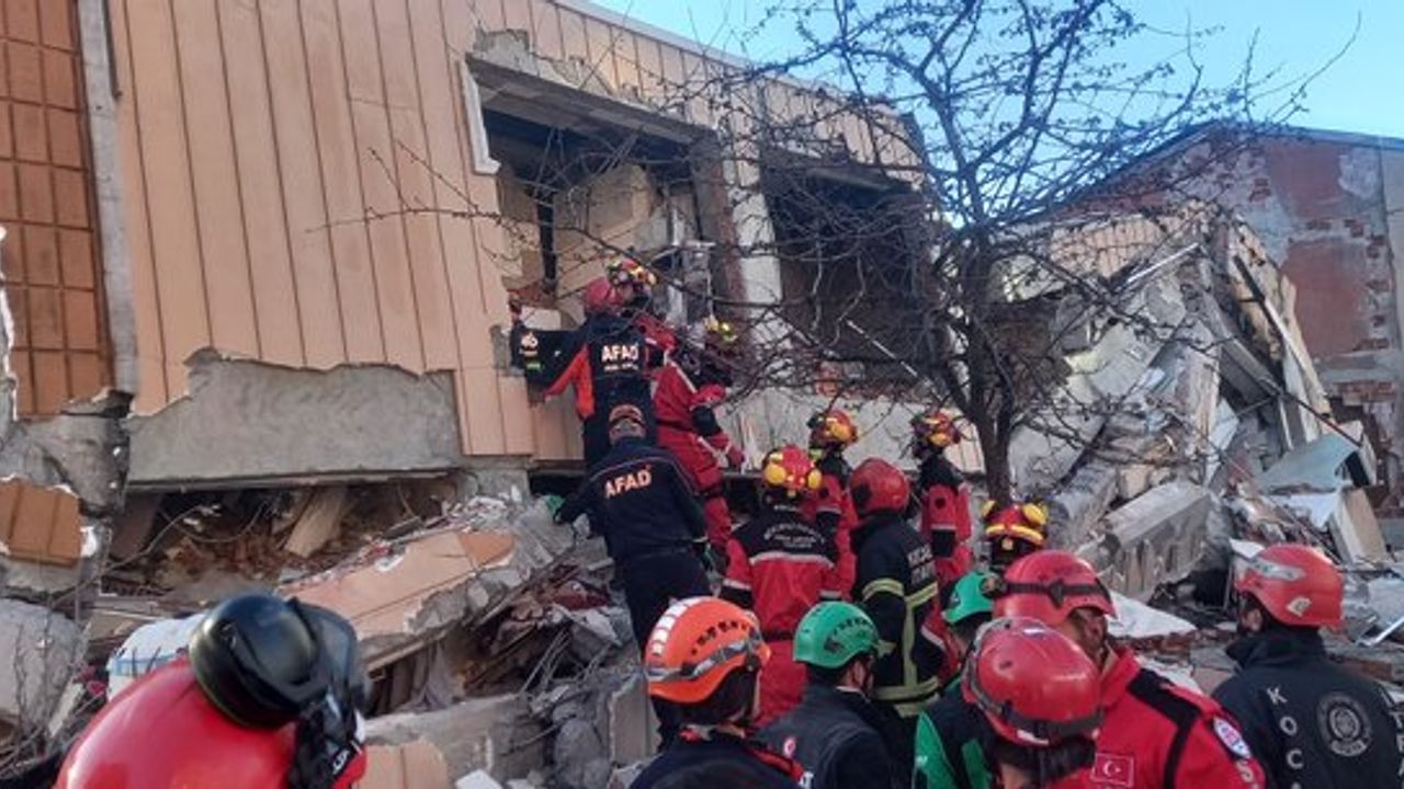 Gebze’de 7 Katlı Bina Çöktü görseli