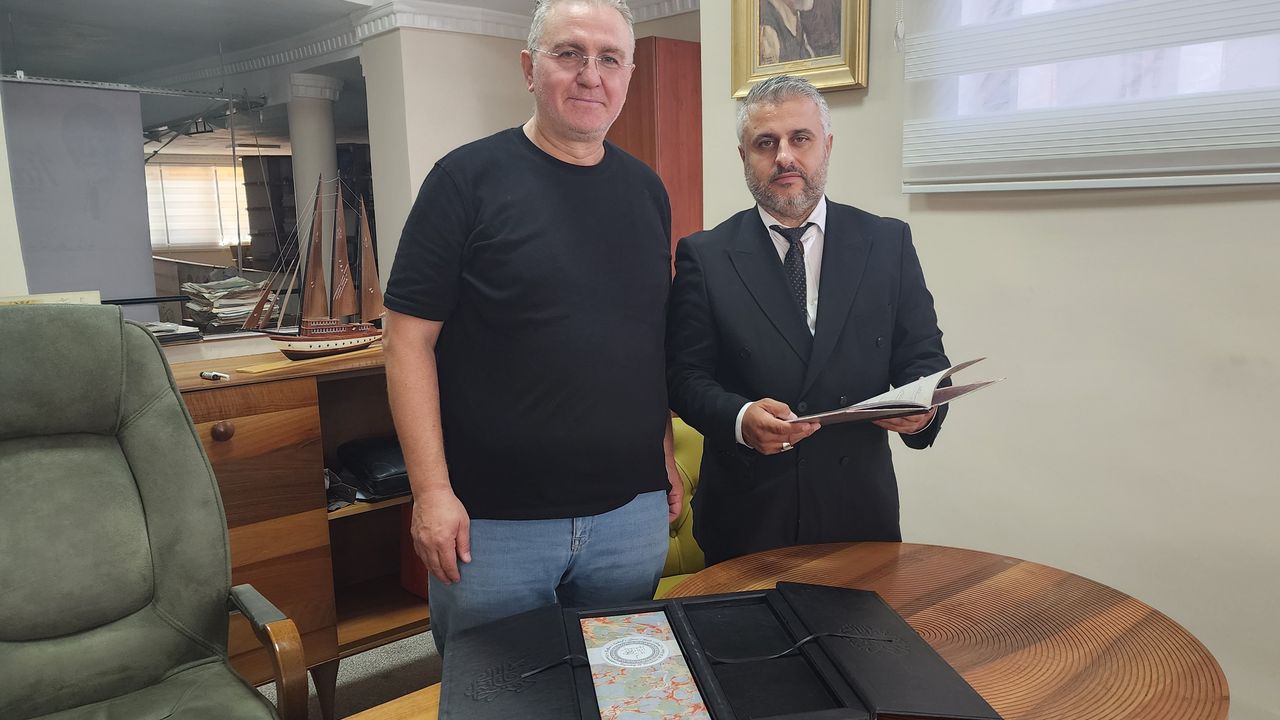 İsmail Karakaş’a tarihî emanet: Kudüs’ün Osmanlı Tapusu hediye edildi görseli
