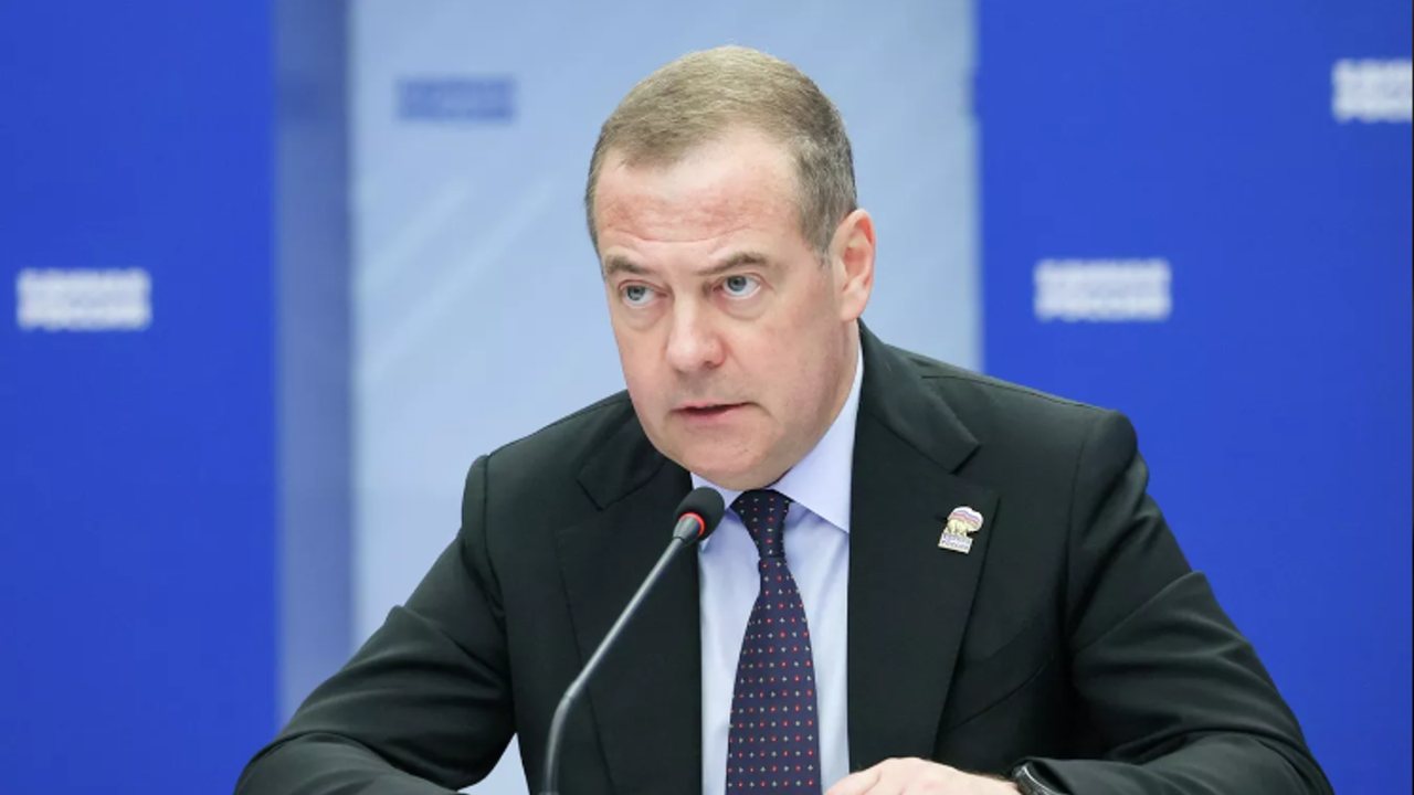Medvedev’den sert mesaj: Ukrayna’da NATO ve Avrupa askerine geçit yok görseli