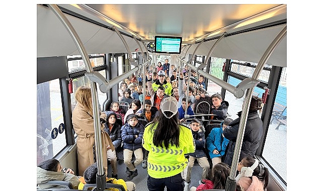 Konya Büyükşehir’in Nezaket Otobüsü Öğrencilere Trafik Kültürünü Aşılıyor görseli