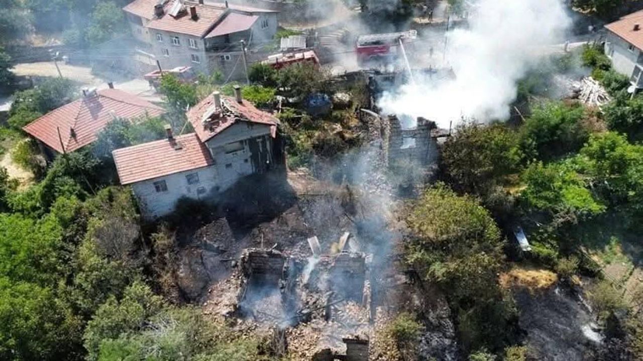 Akseki'de yangın evlere sıçradı: 3 ev zarar gördü görseli