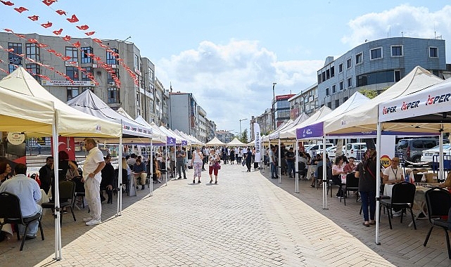 İBB'nin Maltepe'deki kariyer fuarı yoğun ilgi gördü görseli
