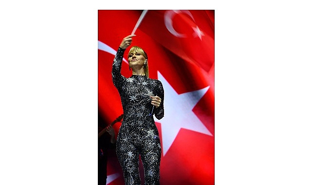 Derya Uluğ Lüleburgaz'da sahne aldı görseli