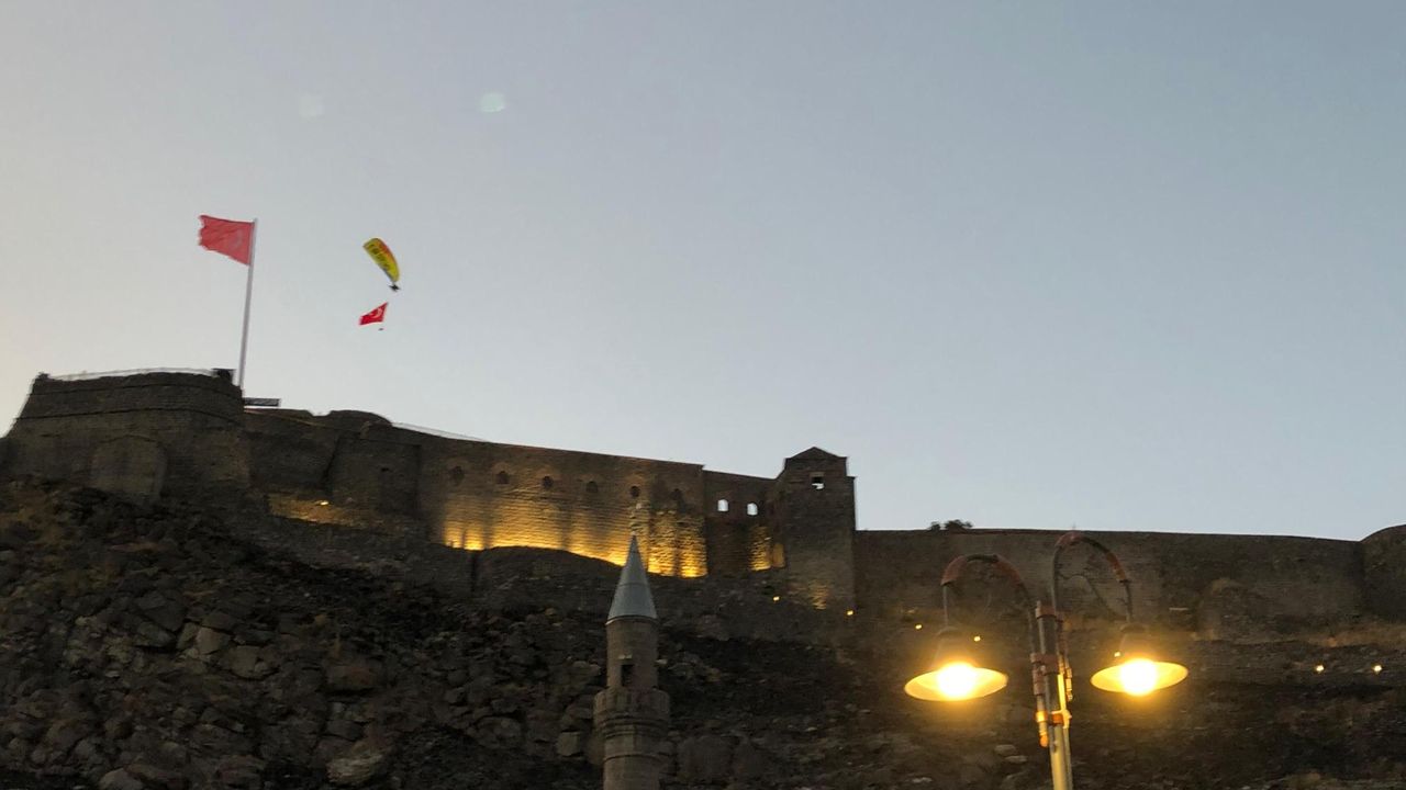 Ani’nin 961. Fetih yıldönümünde paramotor gösterisi nefes kesti görseli