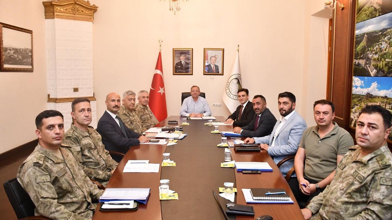 Kars’ta "Sınır Yolları Yapımı ve Bakımı" toplantısı gerçekleştirildi görseli