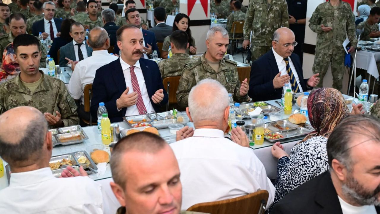 Isparta Valisi Erin, Gazilerle Komando Tugayı’nda bir araya geldi görseli