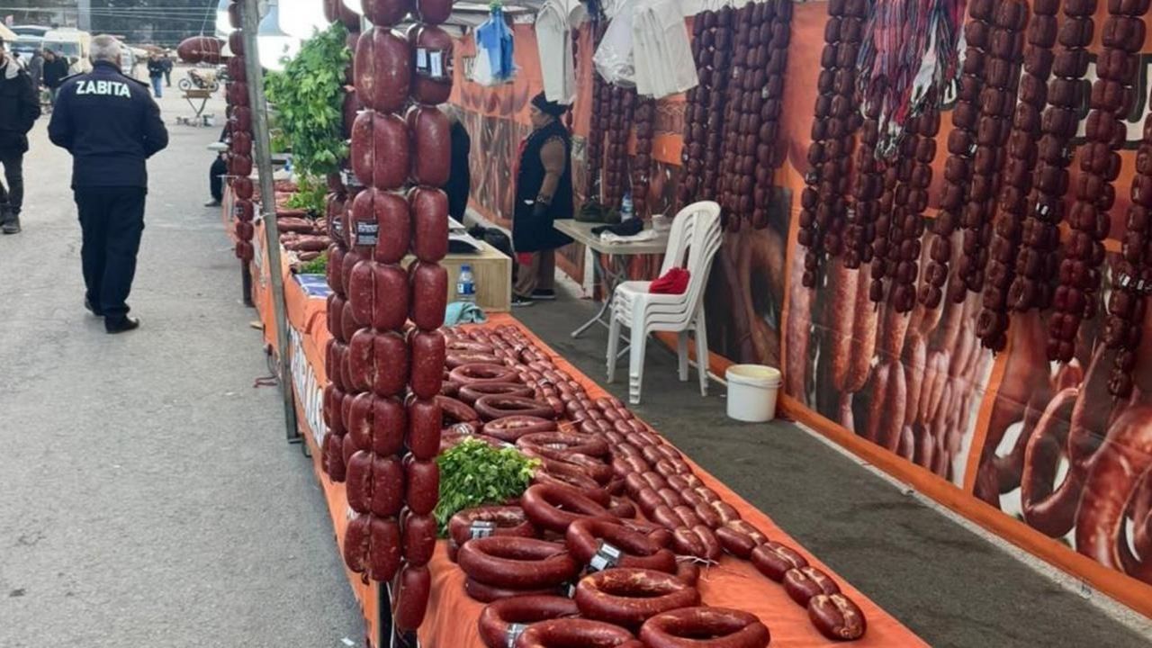 Yöresel çarşıda 850 kilo tarihi geçmiş sucuk imha edildi görseli