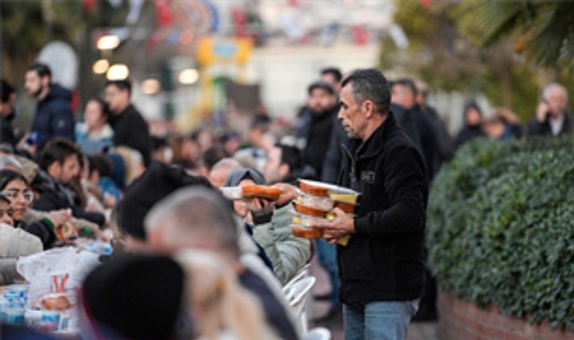 Büyükşehir iftar sofrasını bu kez Karşıyaka’da kurdu görseli