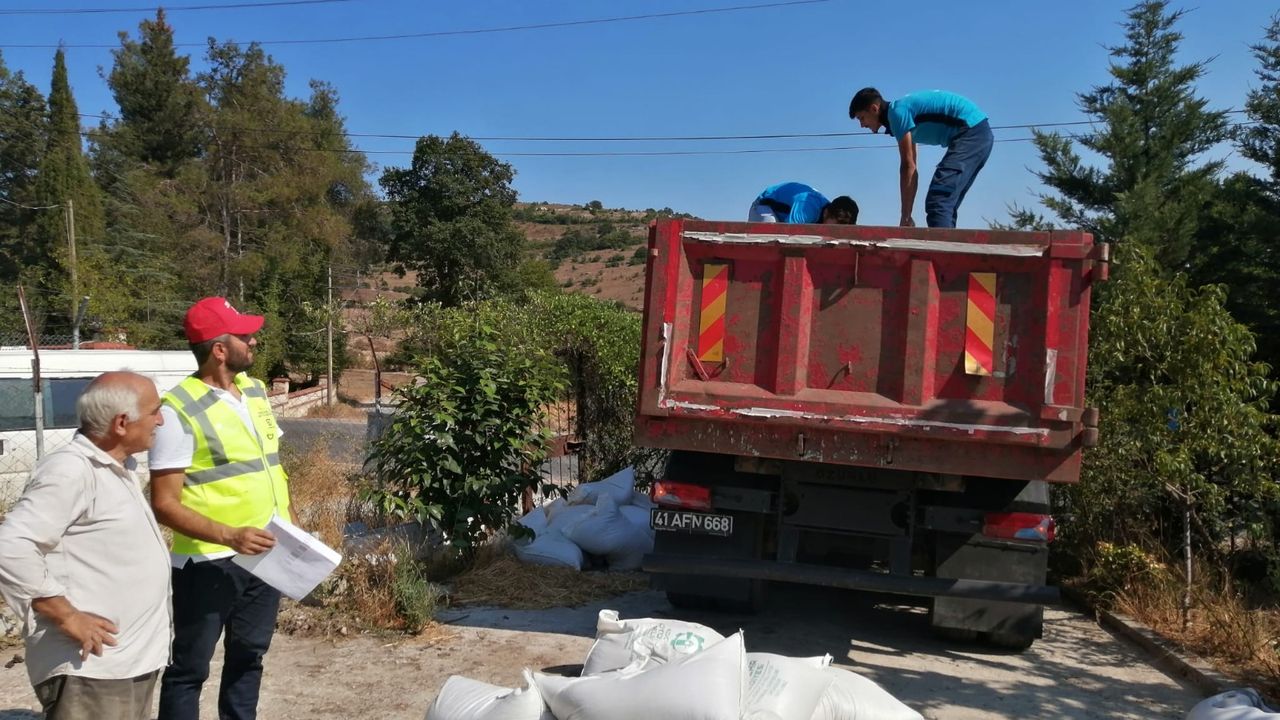 Kocaeli Belediyesi üreticiye tavuk yemi ve ekipman desteği görseli