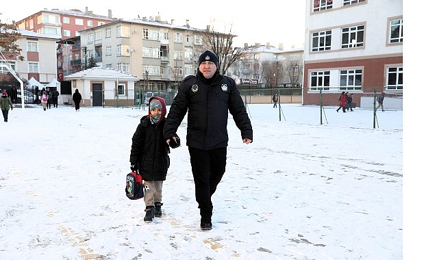 Keçiören’de Okul Çevrelerinde Karla Mücadele ve Güvenli Geçiş Çalışması görseli