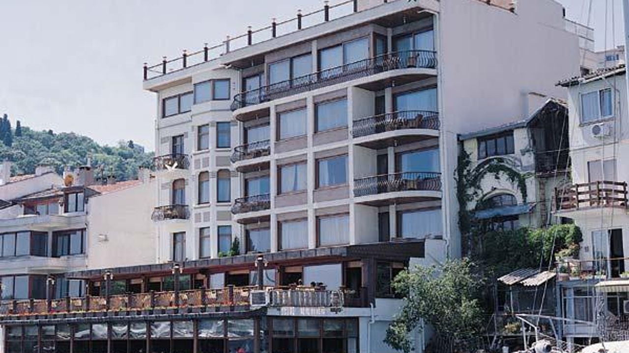 Bebek Otel’in sahil bölümündeki kaçak yapılar yıkılıyor görseli