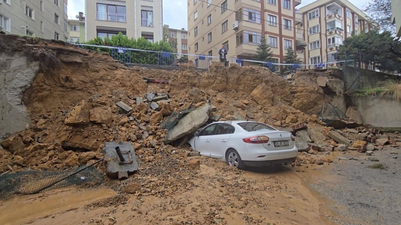 İstanbul istinat duvarı park halindeki araçların üzerine çöktü görseli