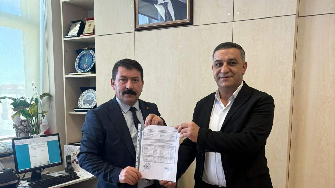 Bakkallar Odası Başkanı Murat Bakırhan mazbatasını aldı görseli