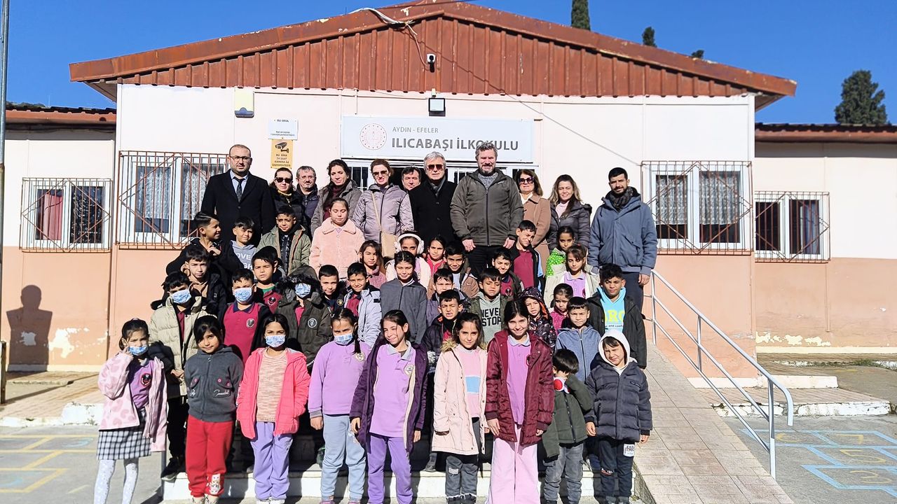 Aydın'da okul bahçeleri fidanlarla buluştu görseli